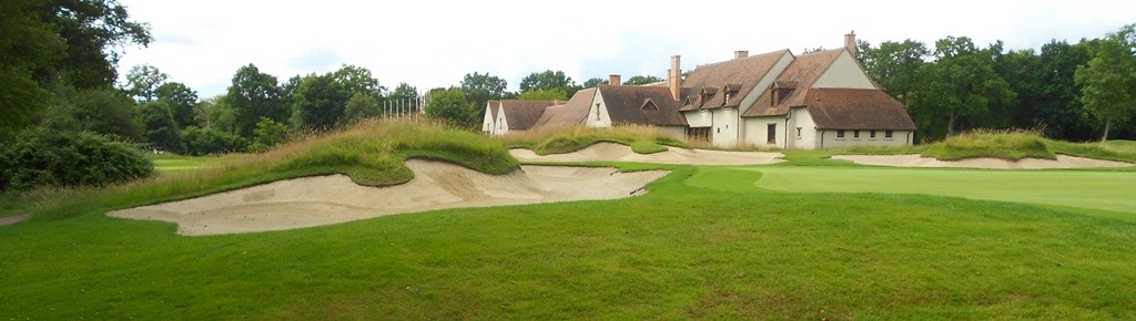 Les Bordes #9 with the clubhouse in the background